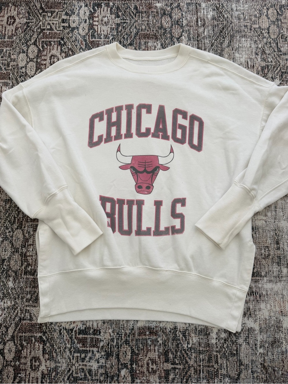 Abercrombie & Fitch White Crewneck Sweatshirt with Pink Chicago Bulls Graphic